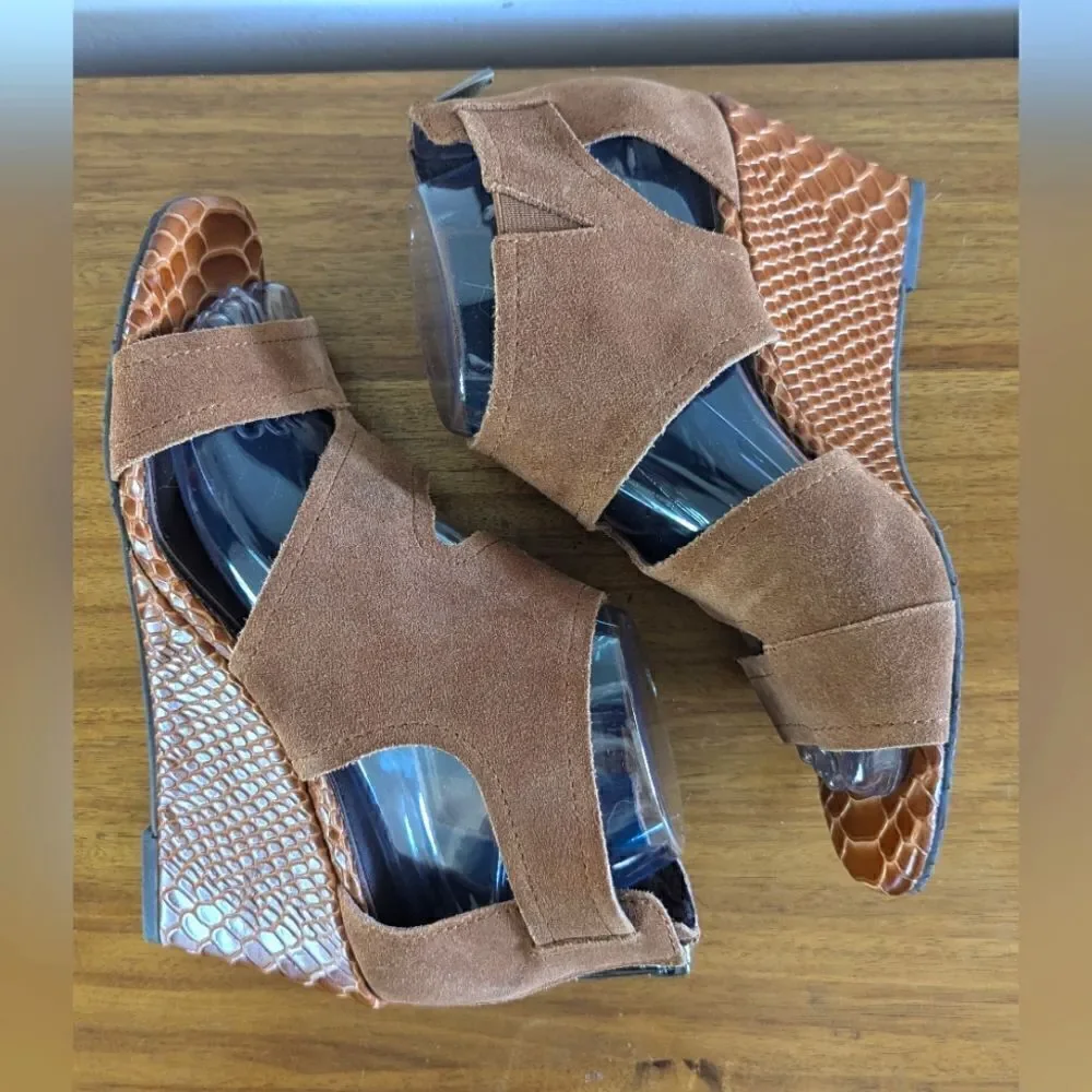 Donald Pliner Preppy Academia Coastal Capsule Neutral Minimalist Wedge Heel 7M